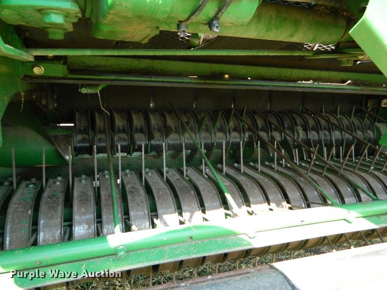 image for item DF5824 2009 John Deere 568  round baler