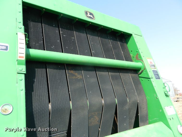 image for item DF5824 2009 John Deere 568  round baler