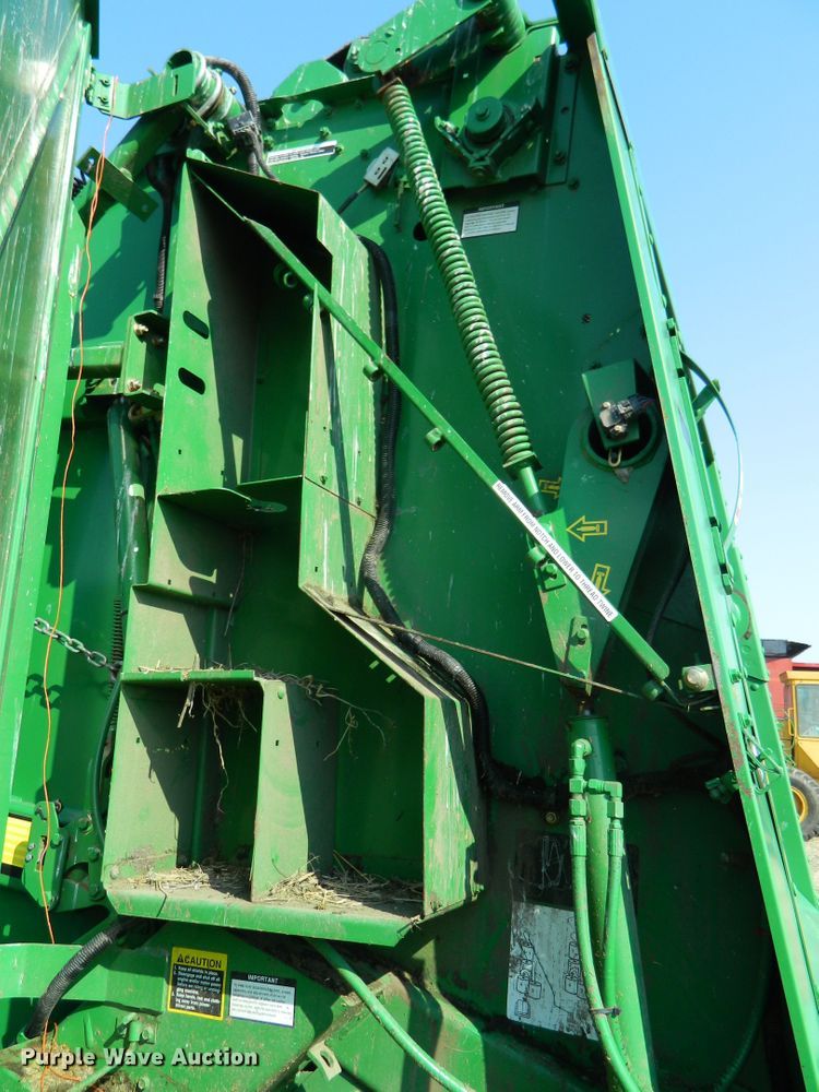image for item DF5824 2009 John Deere 568  round baler