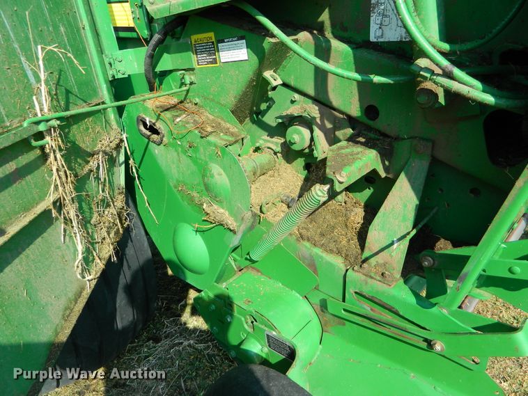 image for item DF5824 2009 John Deere 568  round baler