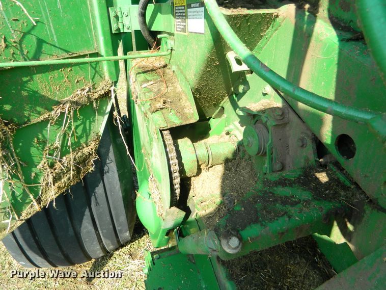 image for item DF5824 2009 John Deere 568  round baler