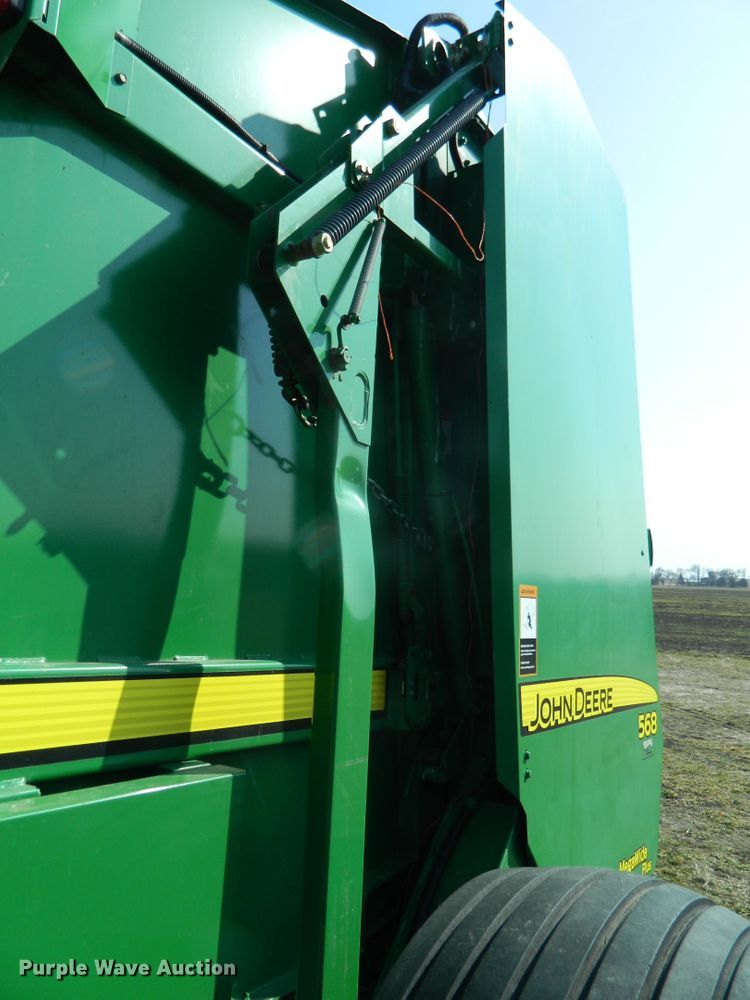 image for item DF5824 2009 John Deere 568  round baler