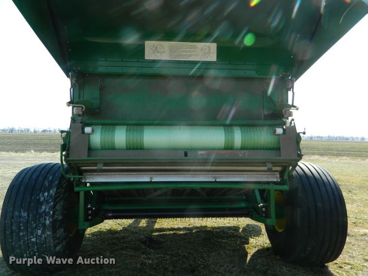 image for item DF5824 2009 John Deere 568  round baler
