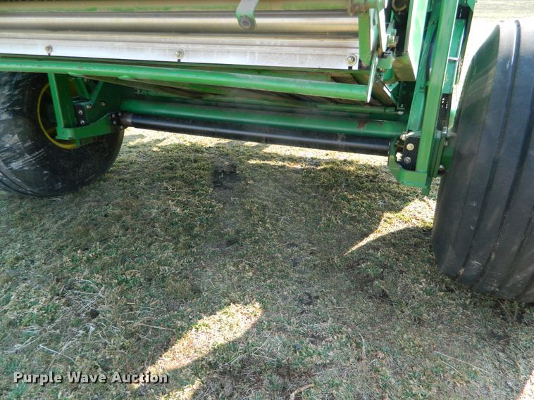 image for item DF5824 2009 John Deere 568  round baler