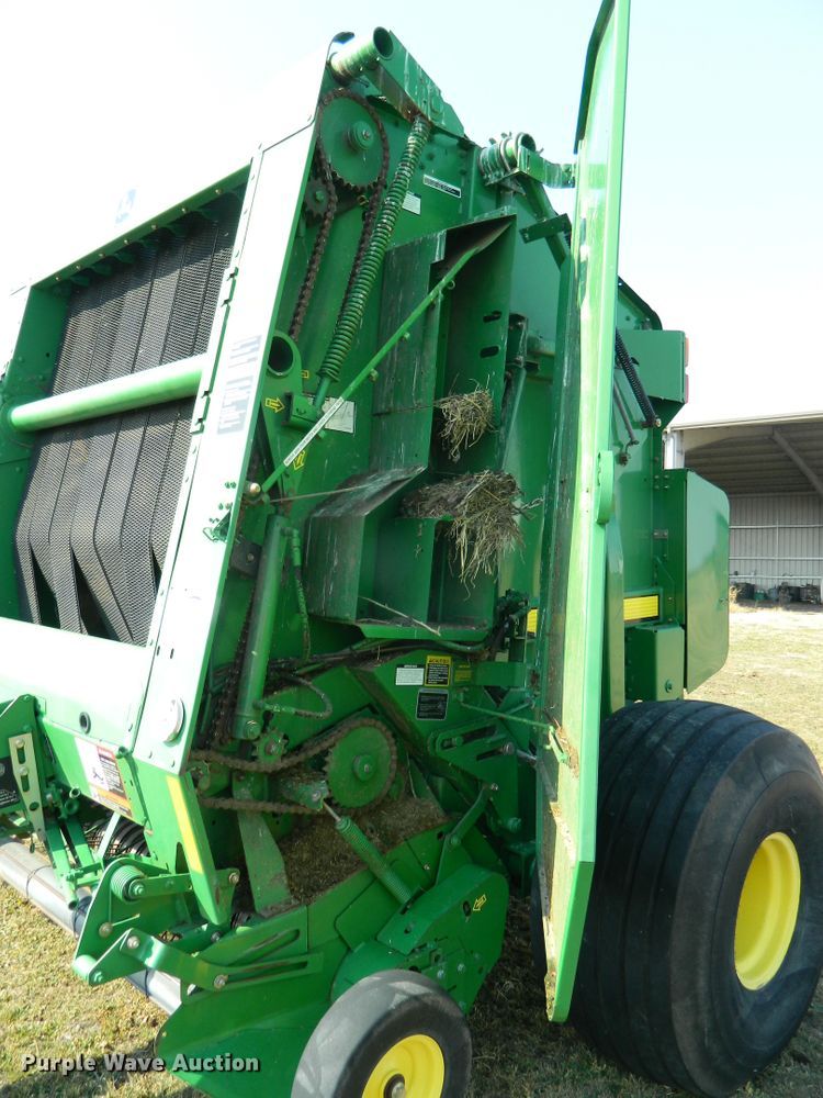 image for item DF5824 2009 John Deere 568  round baler