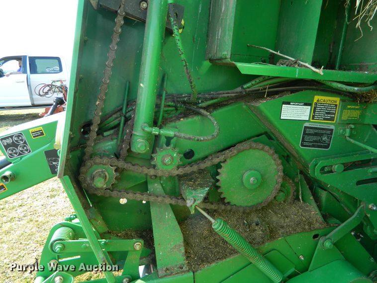 image for item DF5824 2009 John Deere 568  round baler