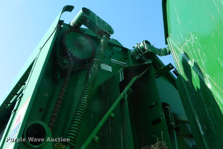 image for item DF5824 2009 John Deere 568  round baler