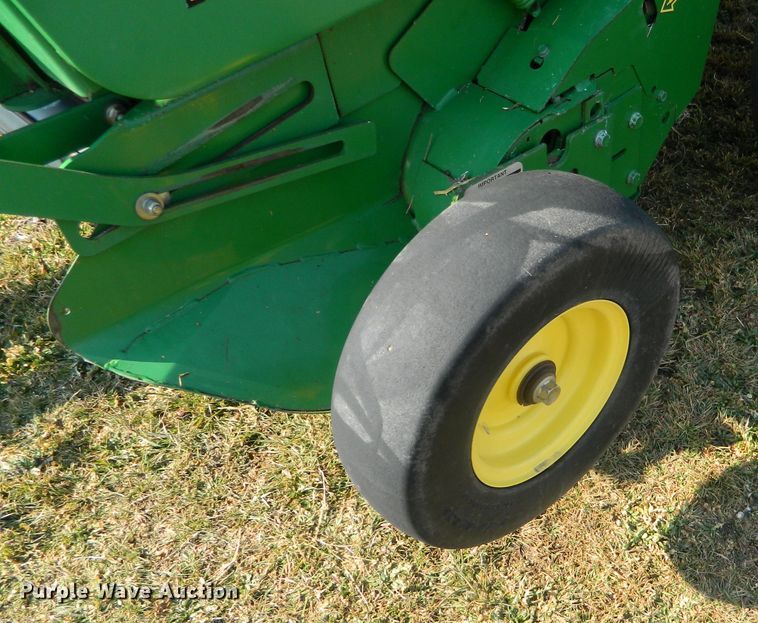 image for item DF5824 2009 John Deere 568  round baler