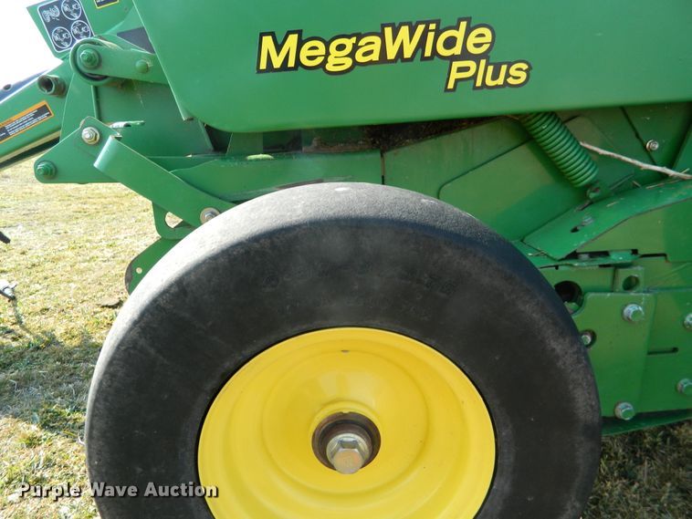 image for item DF5824 2009 John Deere 568  round baler