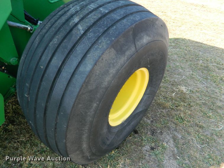 image for item DF5824 2009 John Deere 568  round baler