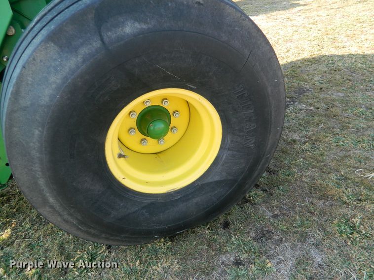image for item DF5824 2009 John Deere 568  round baler