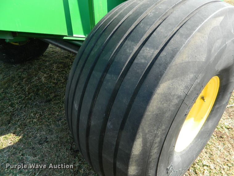 image for item DF5824 2009 John Deere 568  round baler