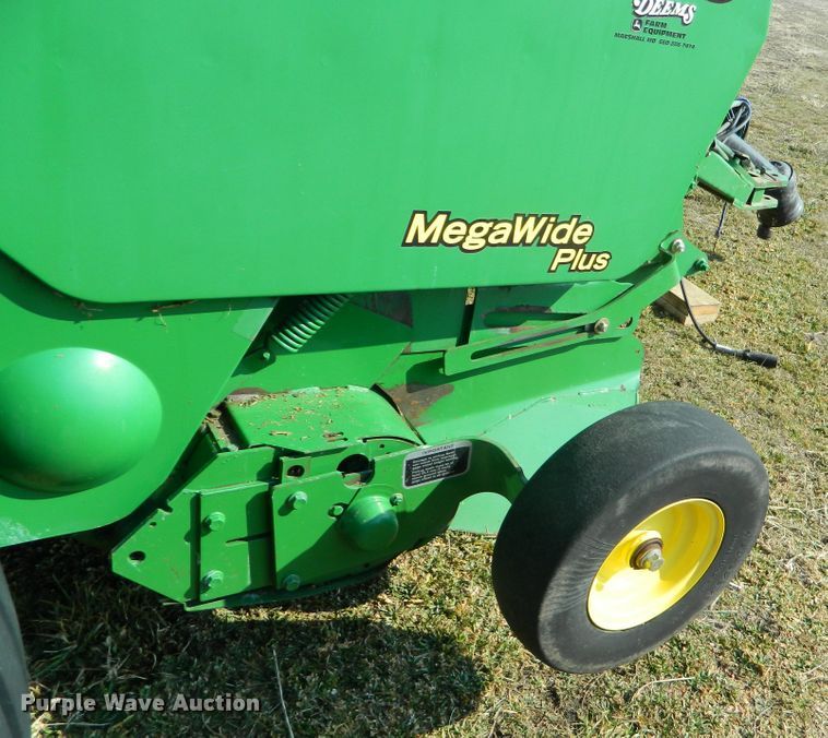 image for item DF5824 2009 John Deere 568  round baler