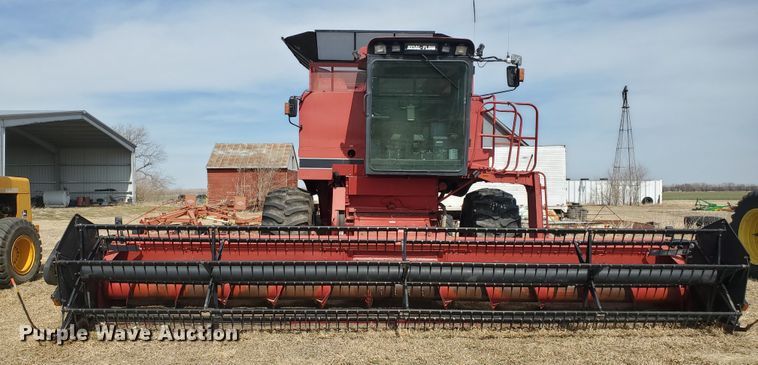 image for item DF5826 1994 Case IH 1688  combine