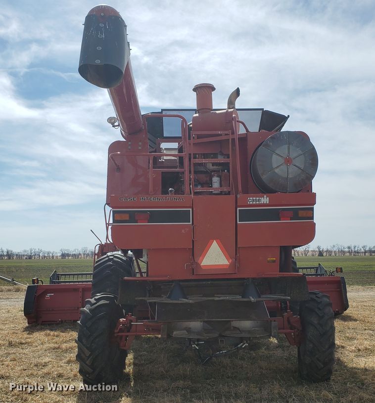 image for item DF5826 1994 Case IH 1688  combine