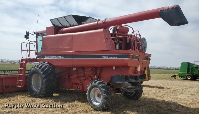 image for item DF5826 1994 Case IH 1688  combine