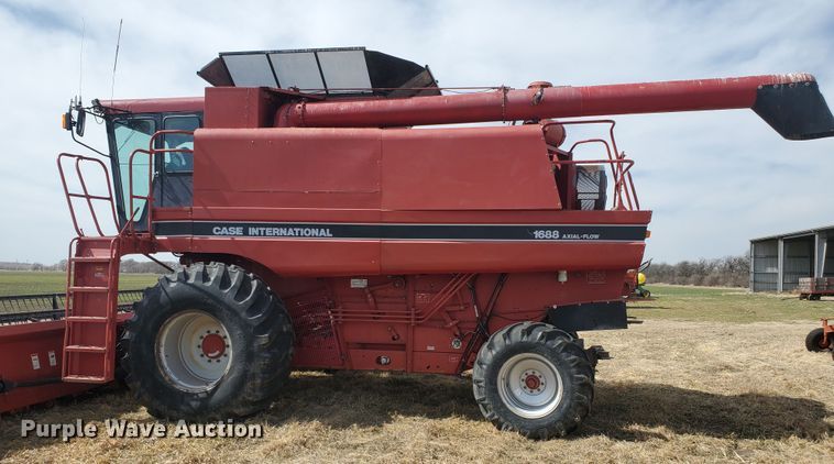 image for item DF5826 1994 Case IH 1688  combine