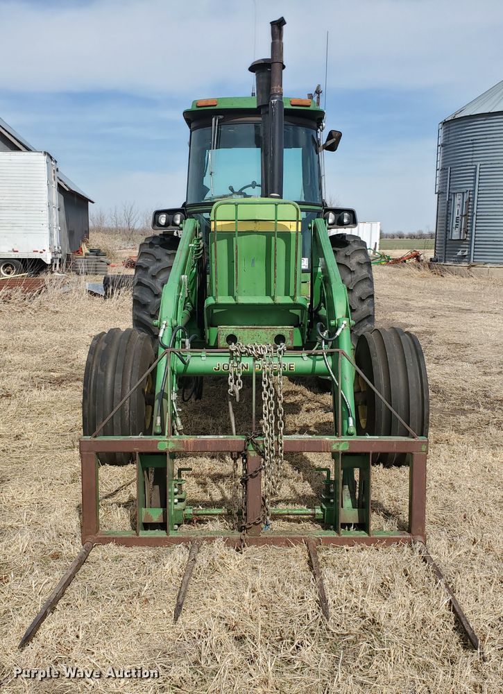 image for item DF5832 1979 John Deere 4440  tractor