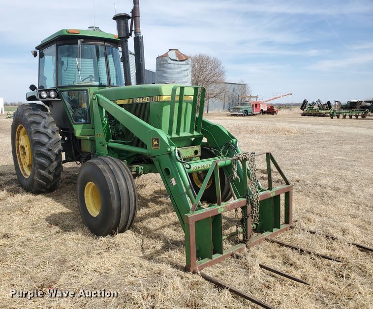 image for item DF5832 1979 John Deere 4440  tractor