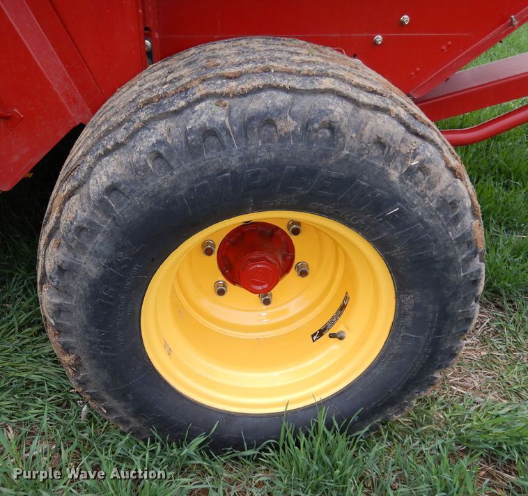 image for item DJ2974 2016 New Holland Rollbelt 560  specialty crop round baler