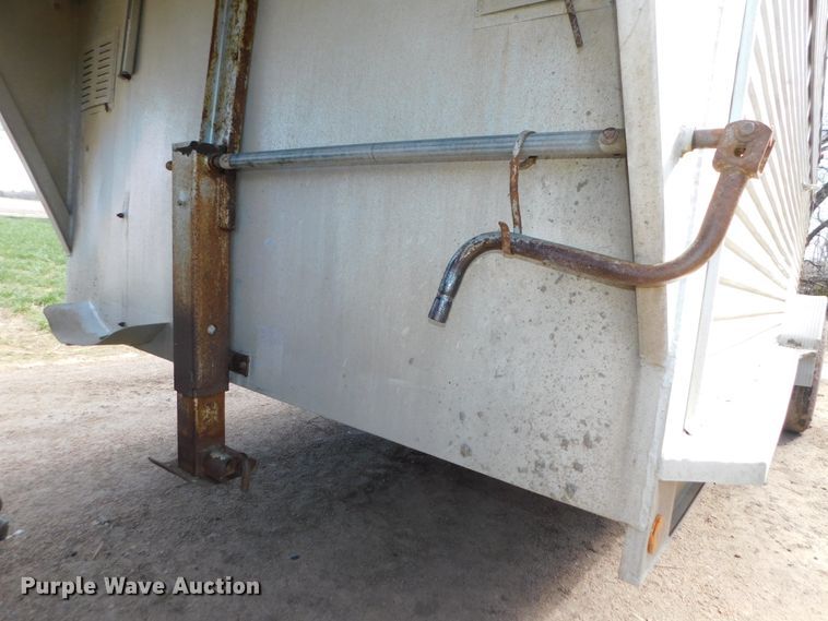 image for item DJ5997 1990 Featherlite GN720 livestock trailer