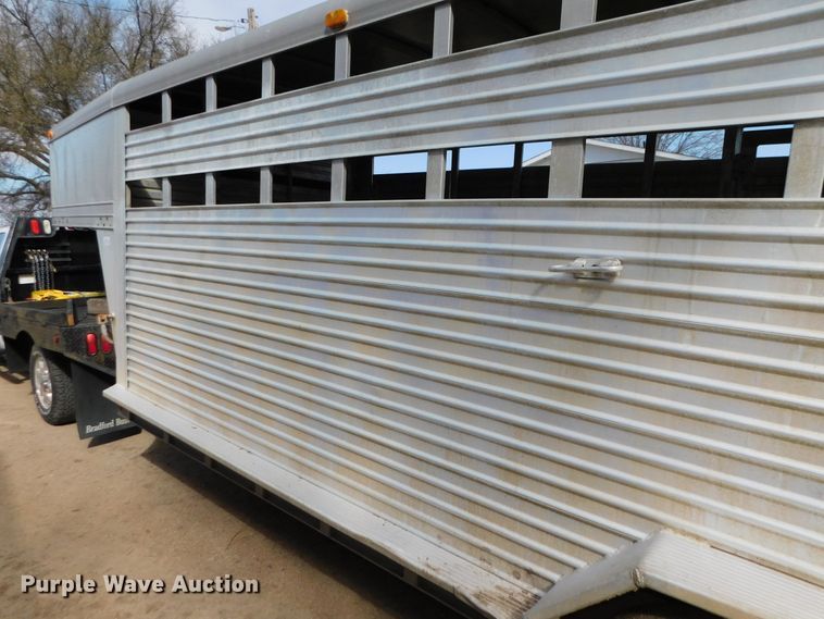 image for item DJ5997 1990 Featherlite GN720 livestock trailer