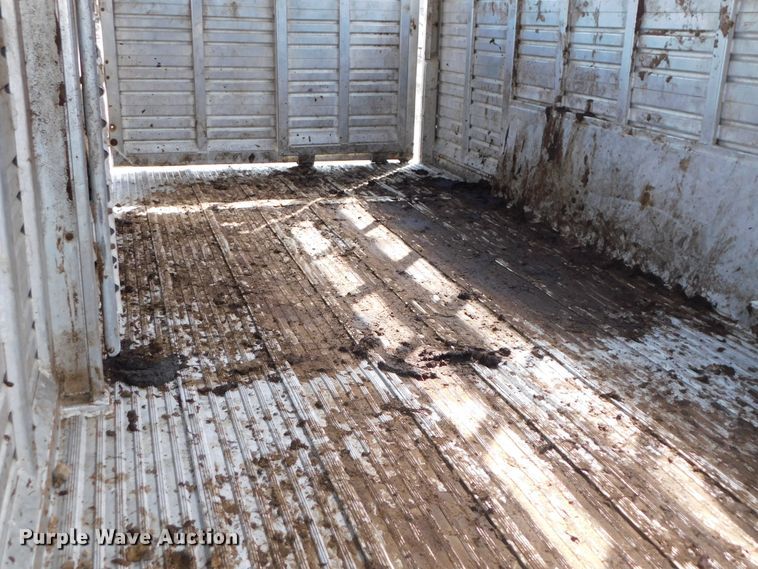 image for item DJ5997 1990 Featherlite GN720 livestock trailer