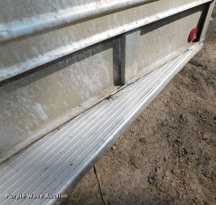 image for item DJ5997 1990 Featherlite GN720 livestock trailer
