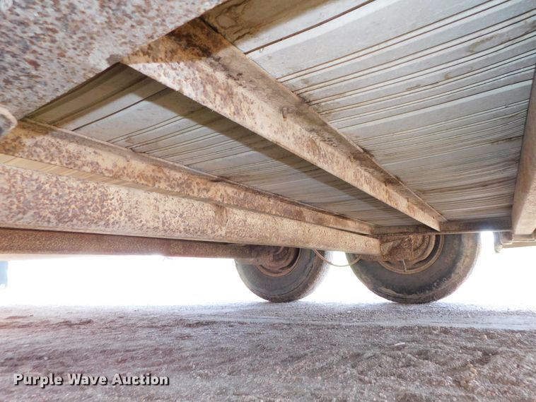 image for item DJ5997 1990 Featherlite GN720 livestock trailer