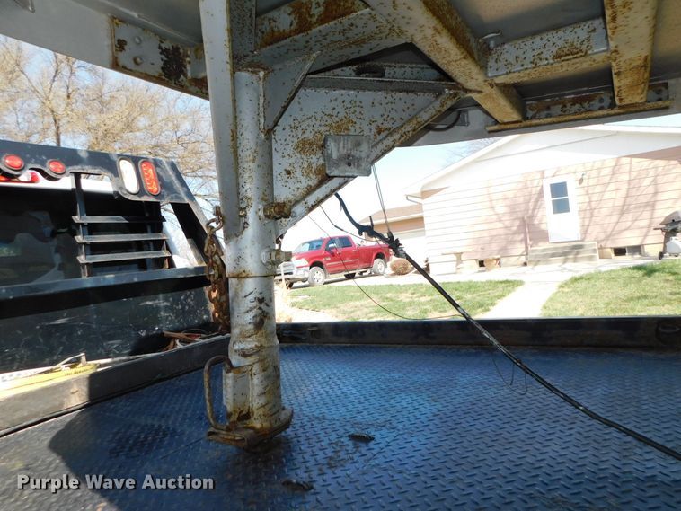 image for item DJ5997 1990 Featherlite GN720 livestock trailer