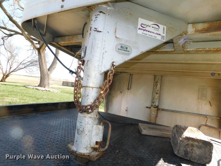 image for item DJ5997 1990 Featherlite GN720 livestock trailer