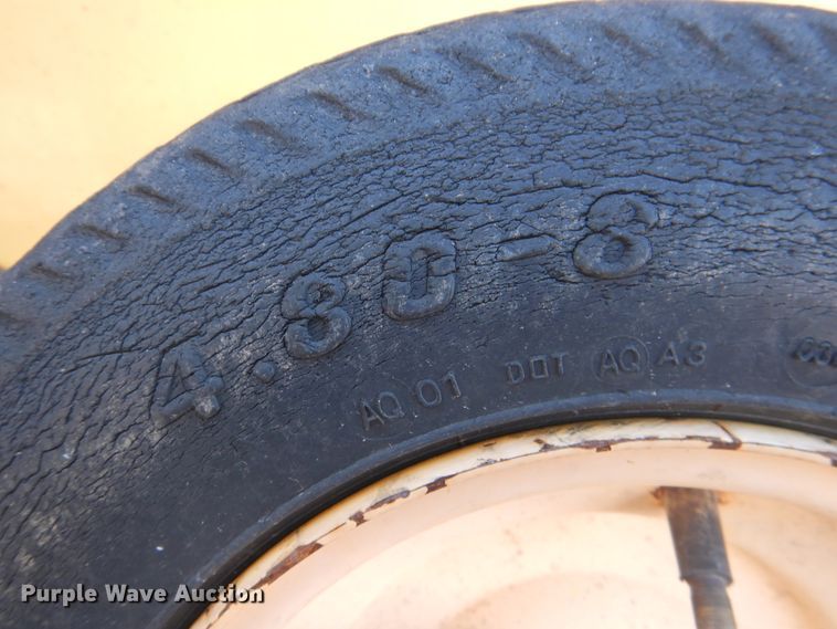 image for item DJ8355 2012 New Holland BR7090  round baler