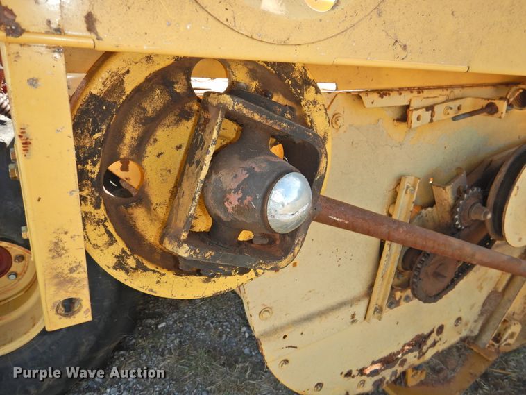 image for item DJ8362 1992 New Holland 1118  windrower