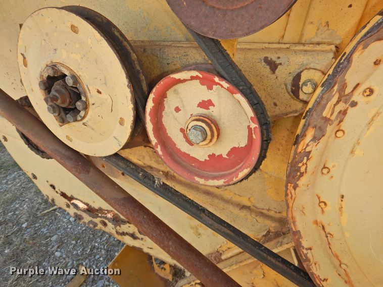 image for item DJ8362 1992 New Holland 1118  windrower