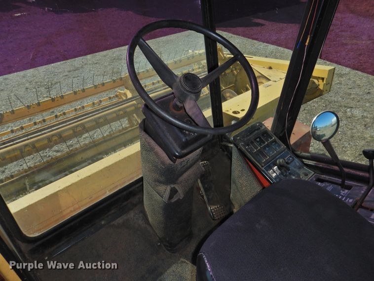 image for item DJ8362 1992 New Holland 1118  windrower