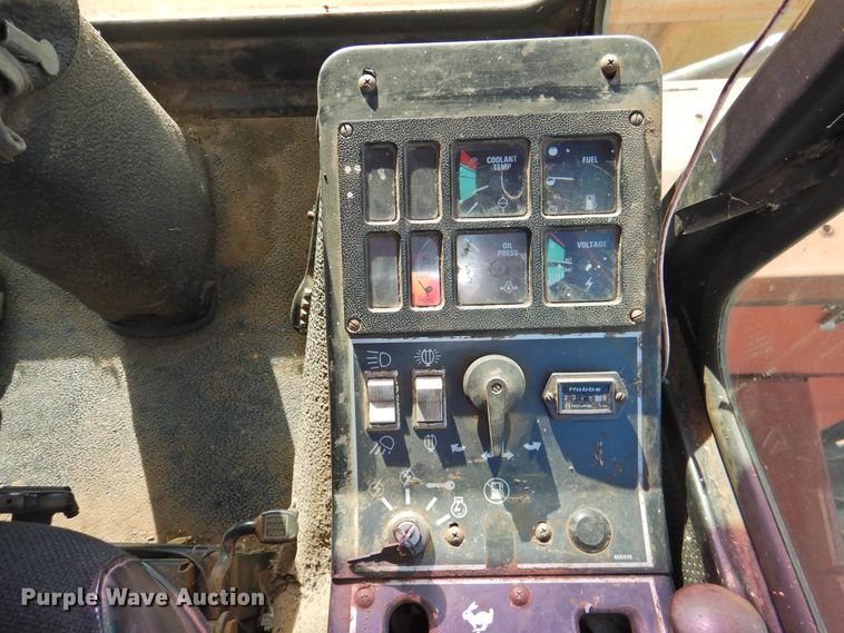 image for item DJ8362 1992 New Holland 1118  windrower