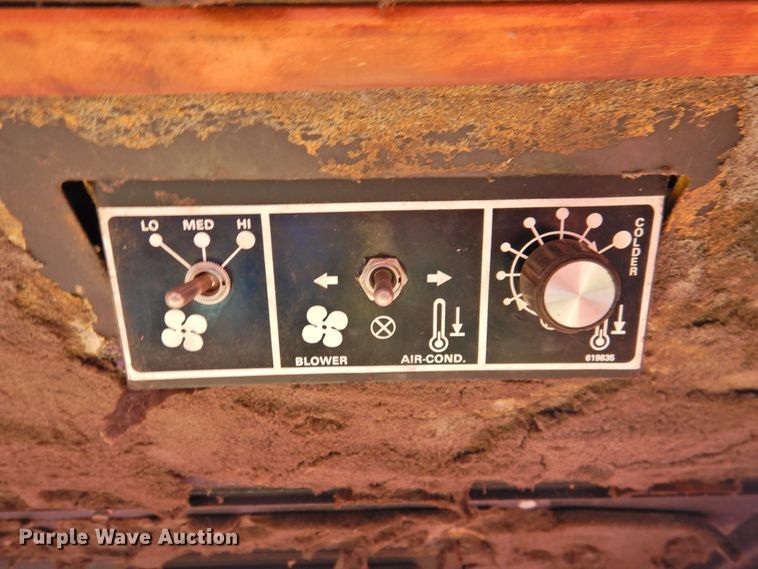 image for item DJ8362 1992 New Holland 1118  windrower