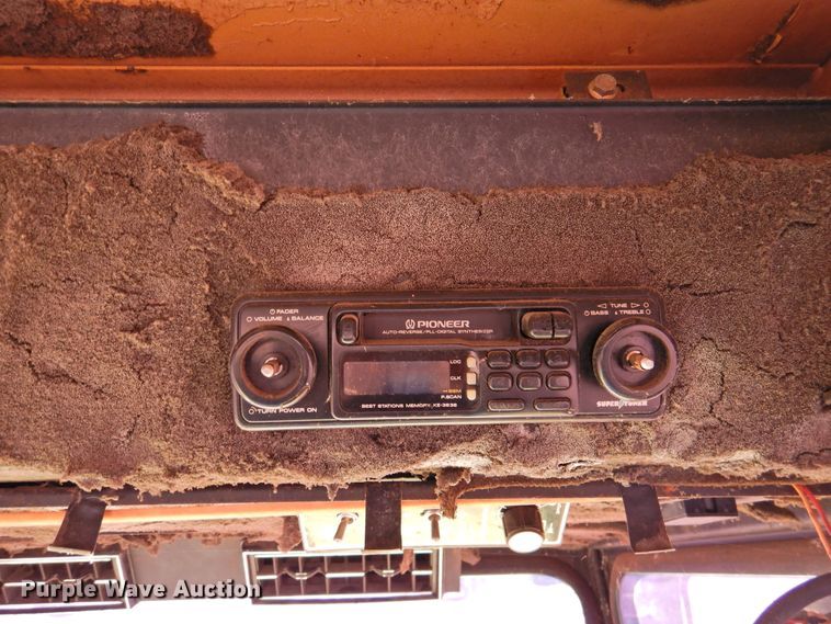 image for item DJ8362 1992 New Holland 1118  windrower