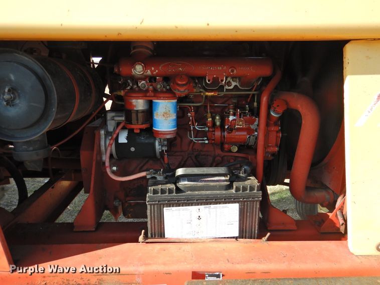 image for item DJ8362 1992 New Holland 1118  windrower