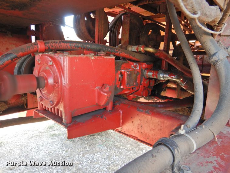 image for item DJ8362 1992 New Holland 1118  windrower