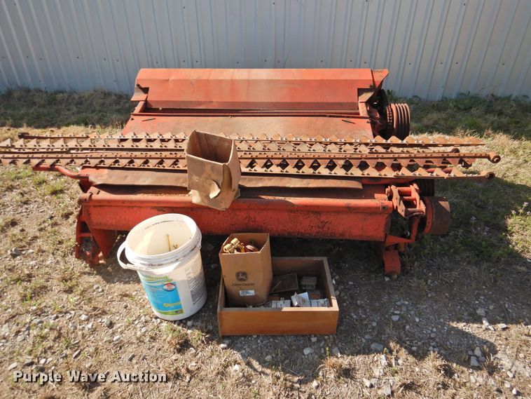 image for item DJ8362 1992 New Holland 1118  windrower