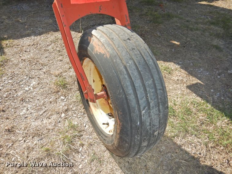 image for item DJ8362 1992 New Holland 1118  windrower