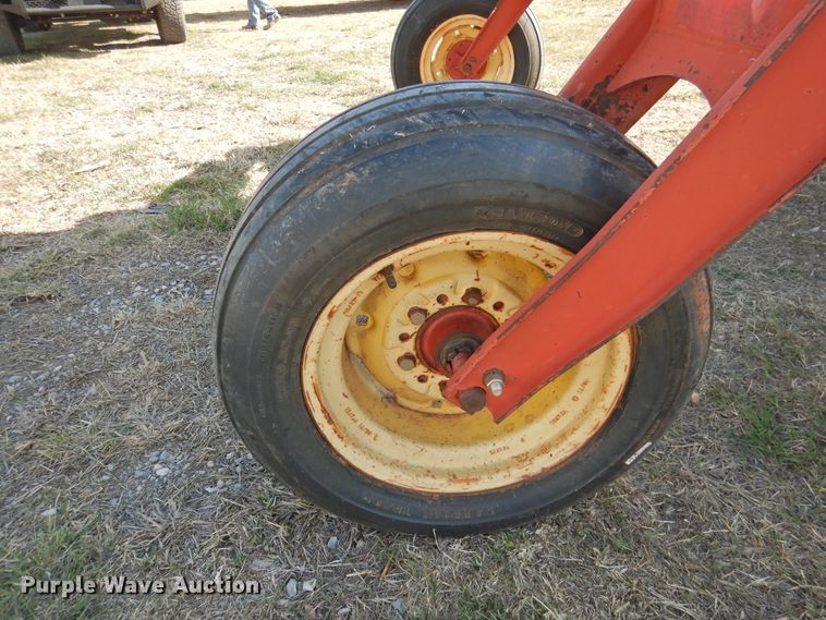 image for item DJ8362 1992 New Holland 1118  windrower