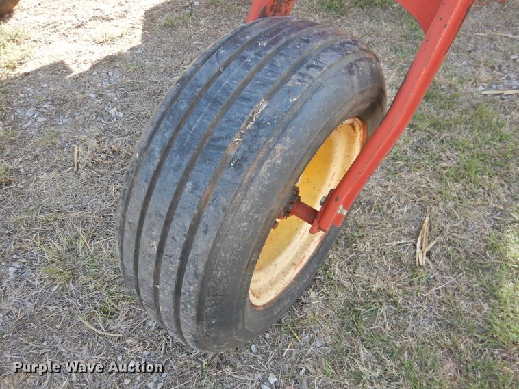 image for item DJ8362 1992 New Holland 1118  windrower