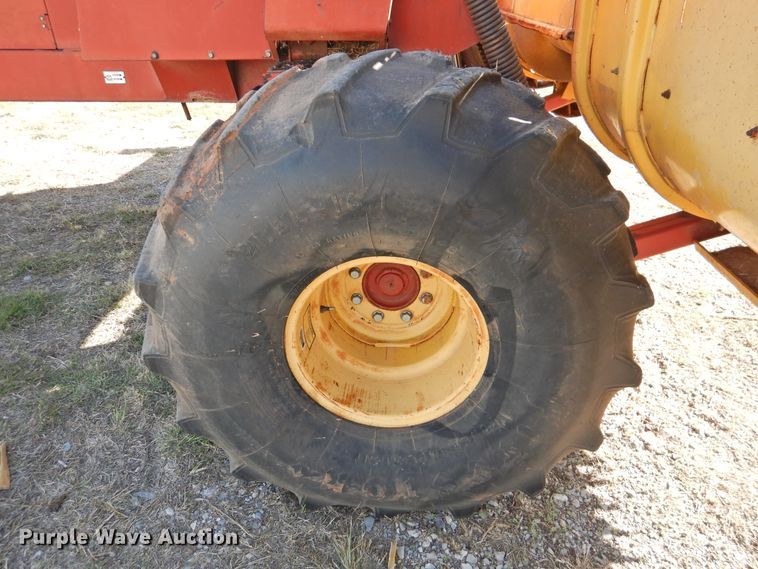 image for item DJ8362 1992 New Holland 1118  windrower