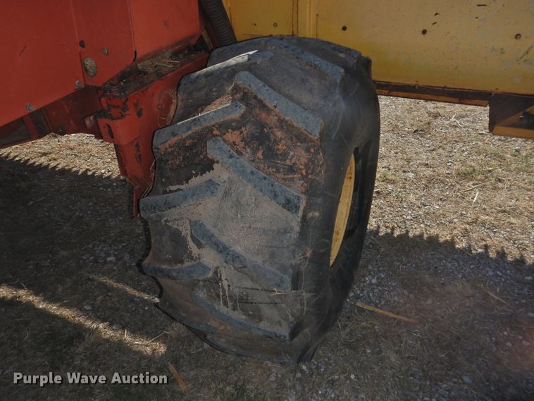 image for item DJ8362 1992 New Holland 1118  windrower