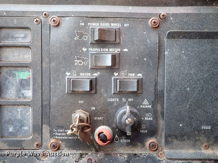 image for item DK4581 1993 Case IH 1688  combine