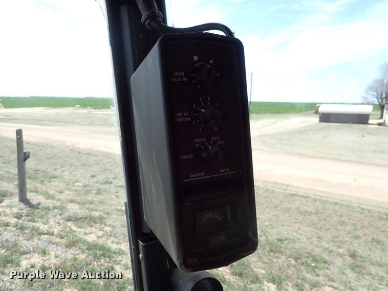 image for item DK4581 1993 Case IH 1688  combine