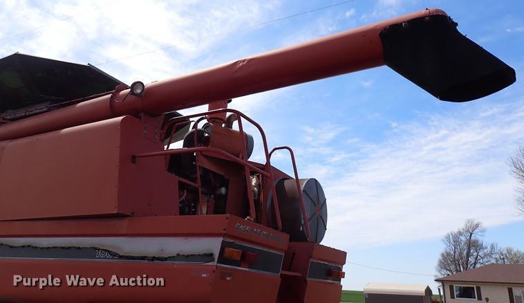 image for item DK4581 1993 Case IH 1688  combine