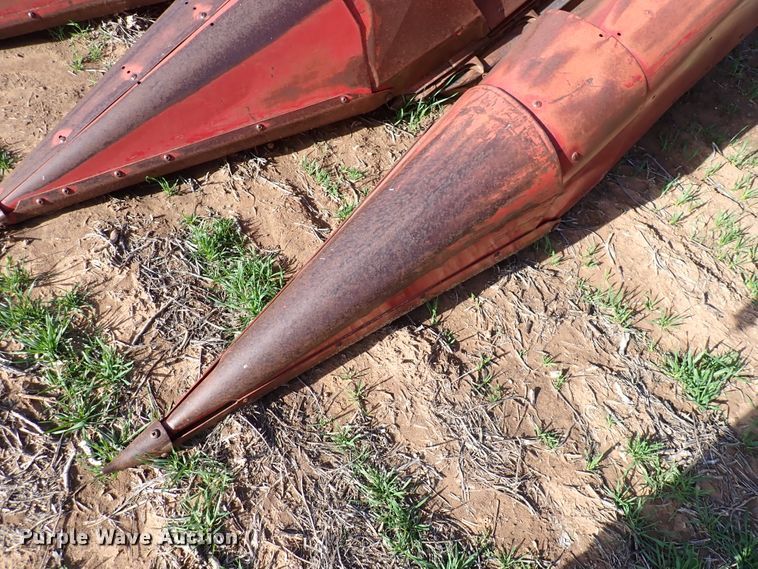 image for item DK4592 International 883  corn head